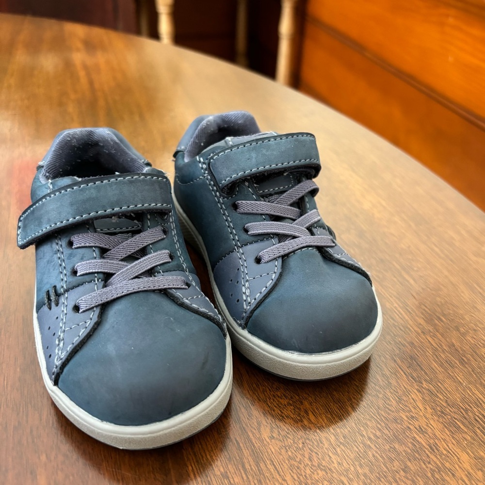 Stride Rite Made to Play Blue Leather Sneaker size 6